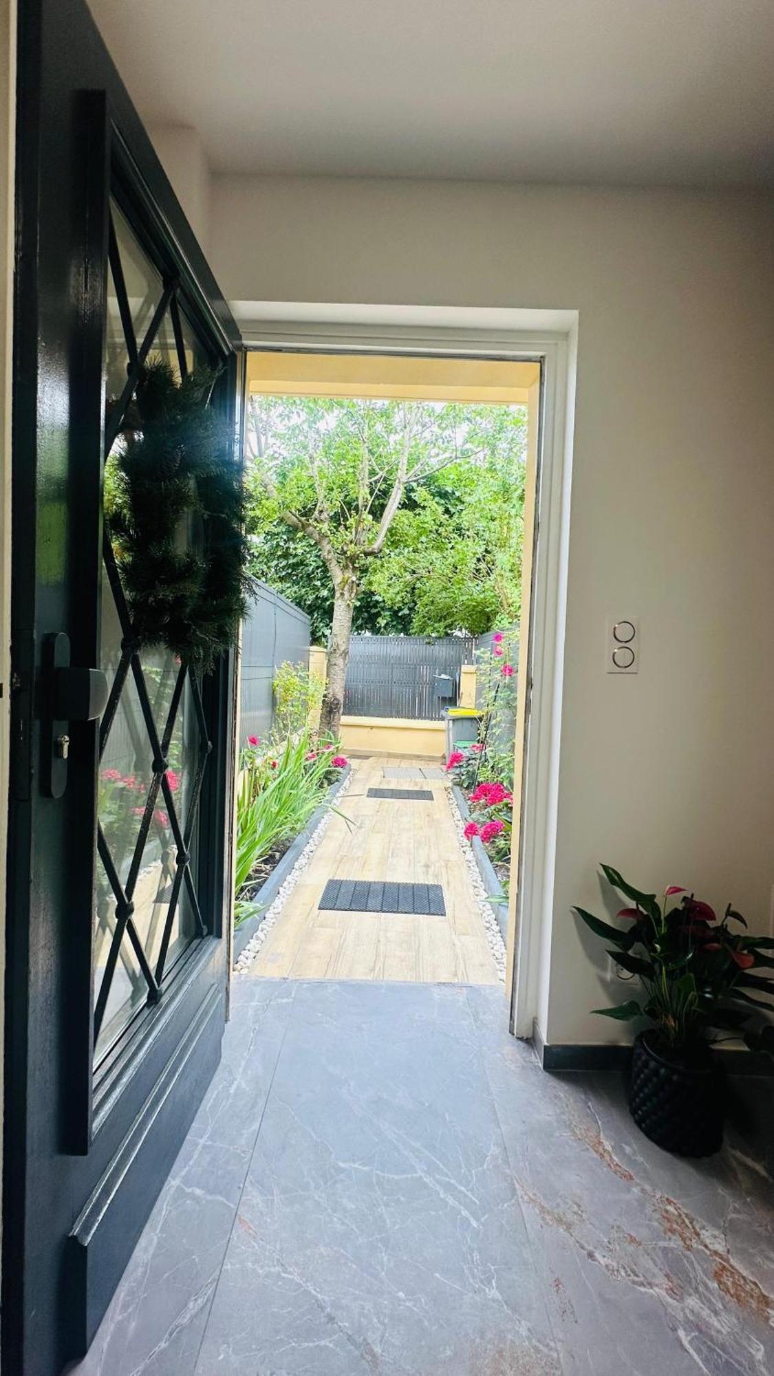 An Exceptional Apartment, 20 Min Paris, 10 Min Orly Airport, 30 Min Disney, 25 Min Versailles, Parking Free